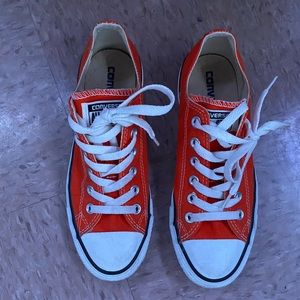 LOW TOP CONVERSE SNEAKERS